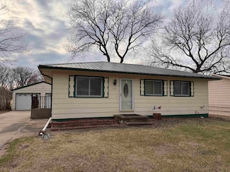 1140 Wren Rd, Waterloo, IA 50701