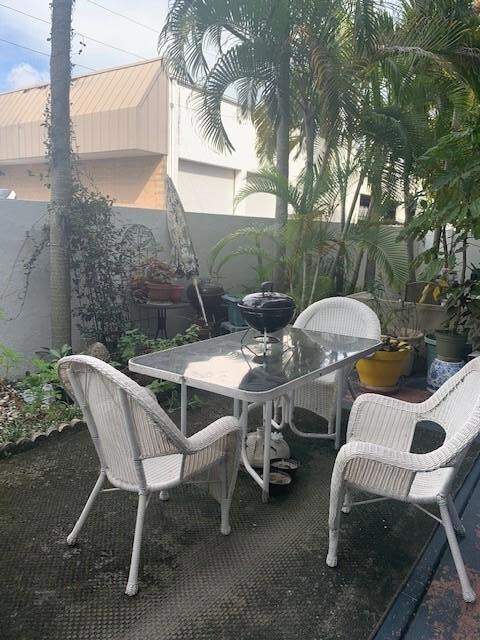 Patio Full