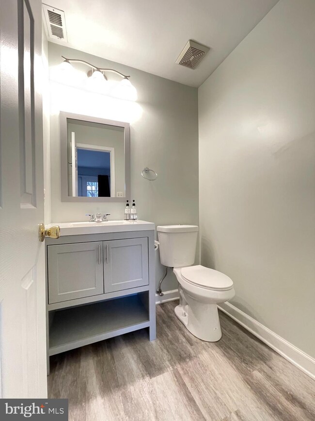 6897 Mclean Province Cir, Falls Church, VA 22043 - photo 6