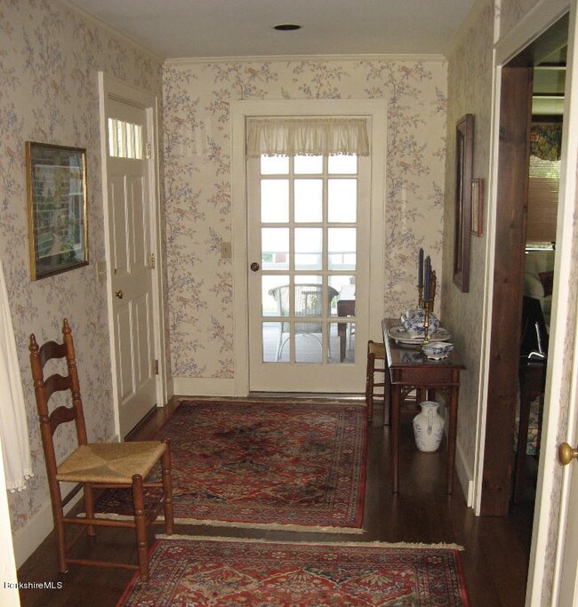 525 East Road foyer