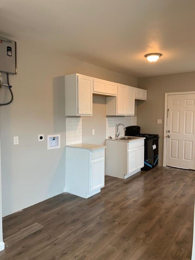 211 E Sterling St unit 4, Baytown, TX 77520 - photo 3