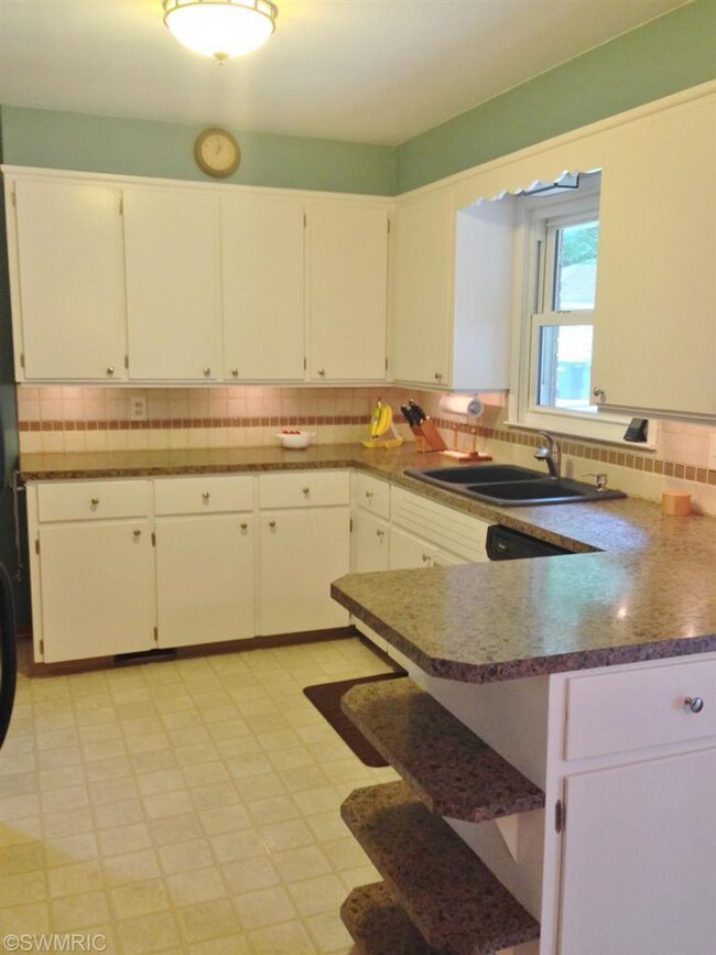 1544 10th St NW, Grand Rapids, MI 49504 - photo 2