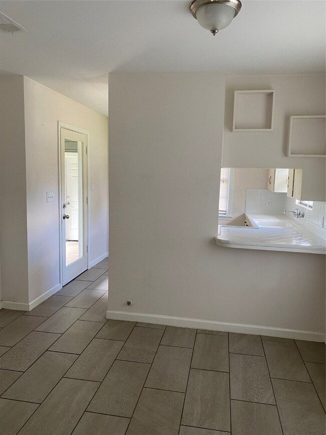 2315 W Dumble St, Alvin, TX 77511 - photo 6