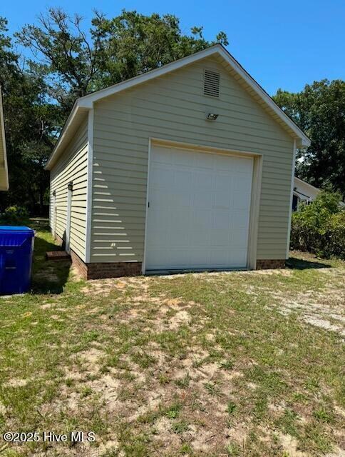 Extra Garage with full bathroom