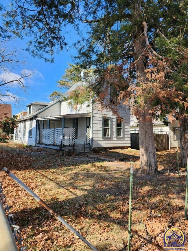 435 SW Jewell Ave, Topeka, KS 66606 - photo 2