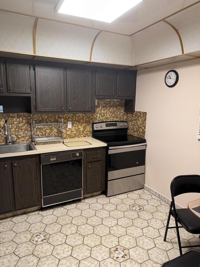 410 SE 2nd St unit 105, Hallandale Beach, FL 33009 - photo 5