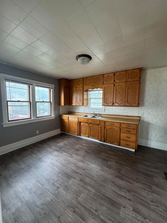 415 E 9th St, Waterloo, IA 50703 - photo 4