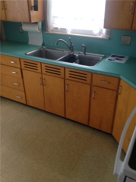 33 Tilden Ave, Warwick, RI 02888 - photo 4