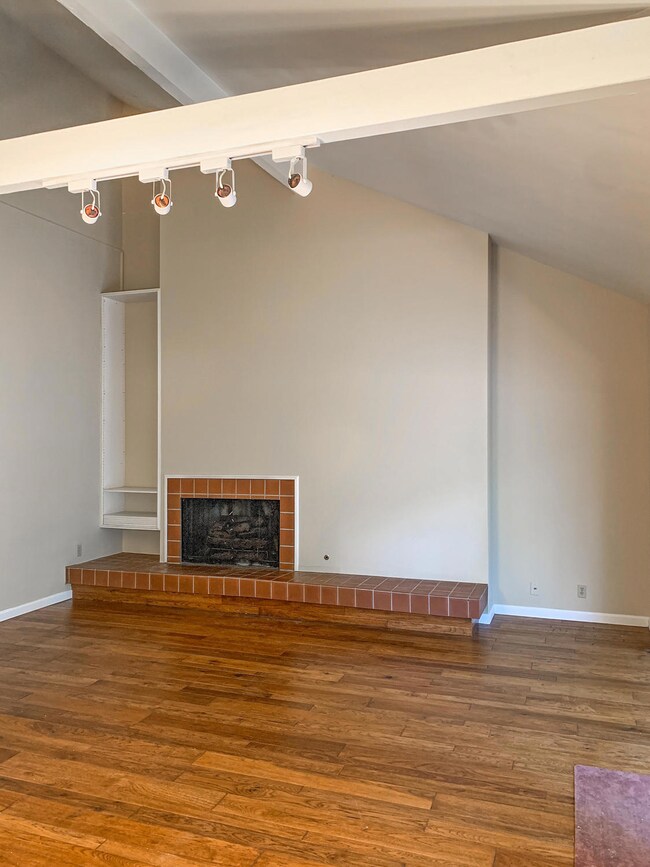 6. Greatroom-vaulted ceiling