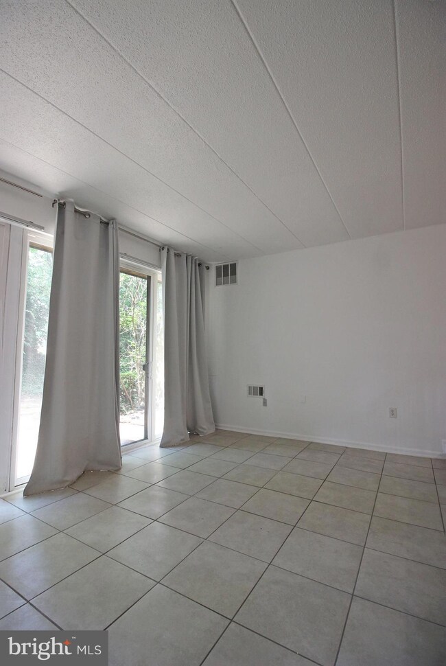 11607 Windbluff Ct, Reston, VA 20191 - photo 5