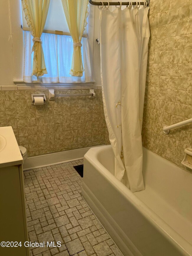 4 Frost Pl Bathroom