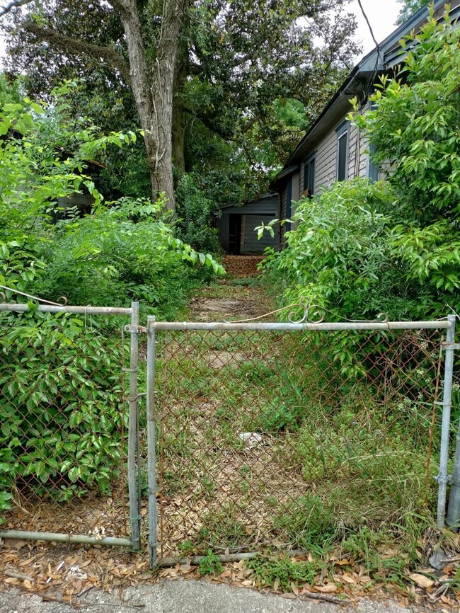 1156 E 14 St 32206 driveway