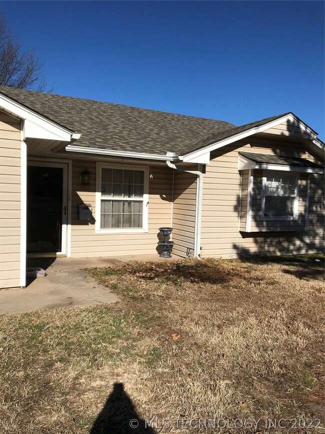 302 W 37th St, Shawnee, OK 74804 - photo 3
