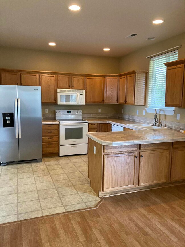 2247 SW Lava Ct, Redmond, OR 97756 - photo 5