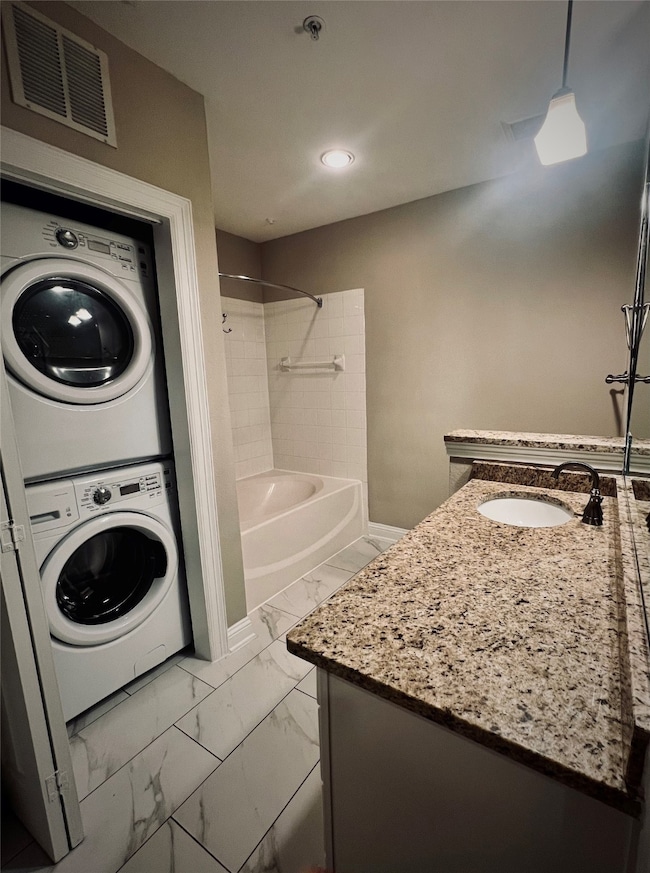 Oversized garden tub & comes with full size washer