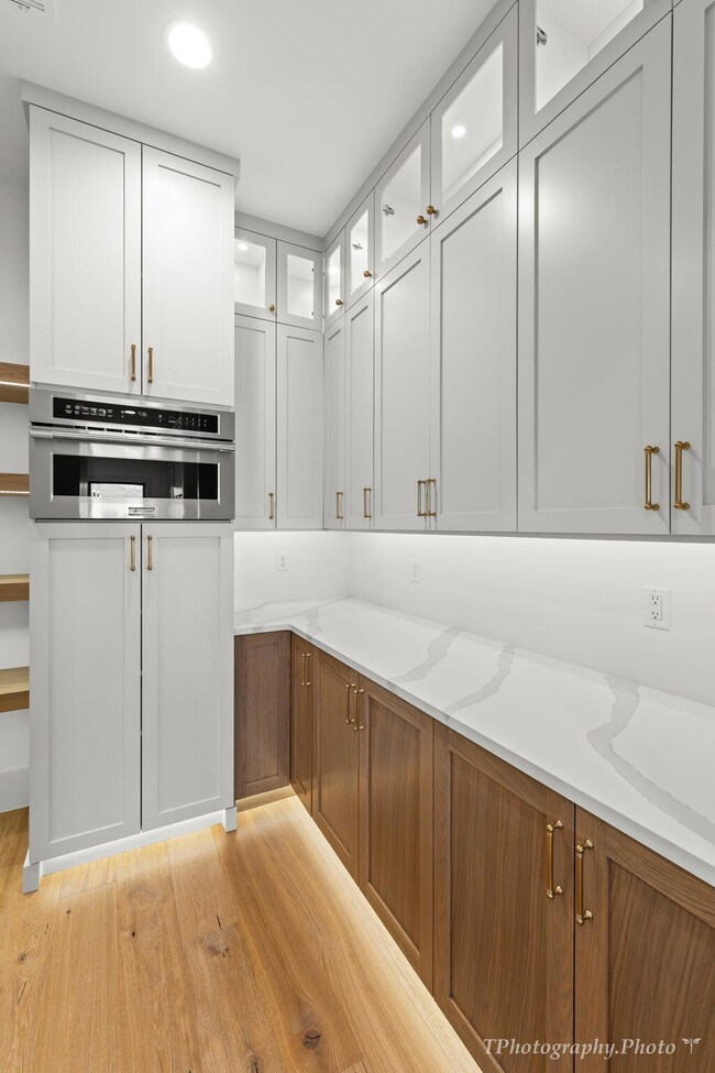 27-web-or-mls-3415 E Clara Lane-5