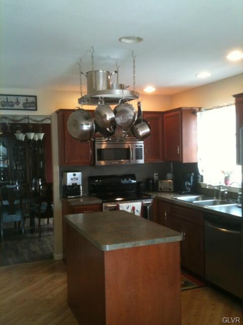 4889 Macarthur Rd, Whitehall, PA 18052 - photo 5