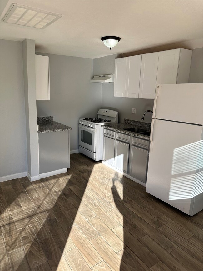 69 1/2 Neyland St, Houston, TX 77022 - photo 2