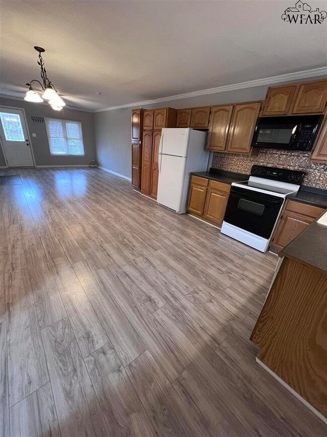 1213 37th St, Wichita Falls, TX 76302 - photo 4