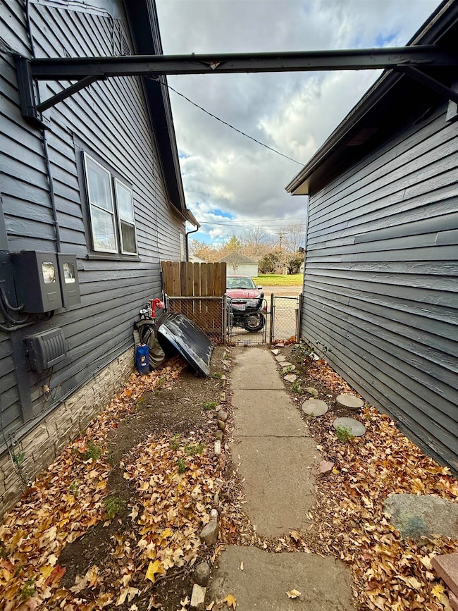 1138 W Oregon St, Lapeer, MI 48446 - photo 5