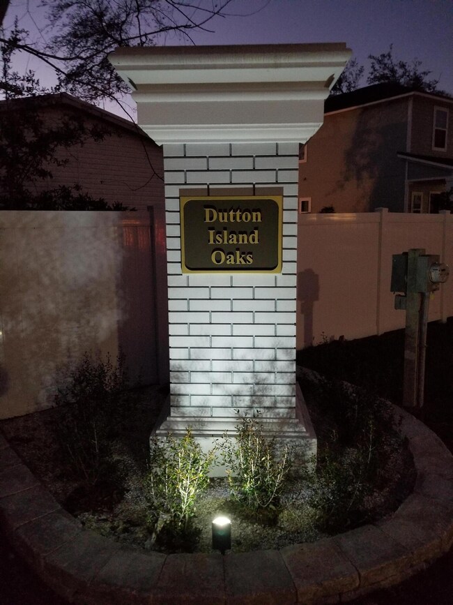 COMMUNITY ENTRANCE MARKER