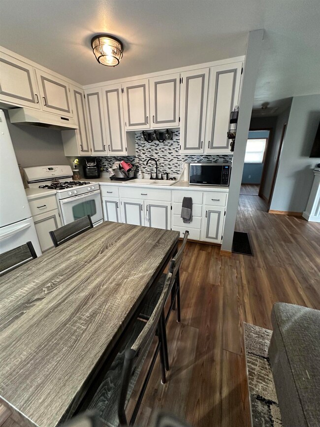 405 Candlewick Rd, Waterloo, IA 50703 - photo 3