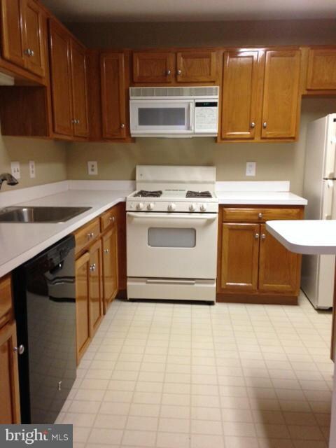 8208 Crossbrook Ct unit B, Lorton, VA 22079 - photo 4