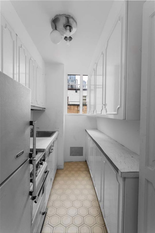 Rockefeller Apartments unit 10E, New York, NY 10019 - photo 6