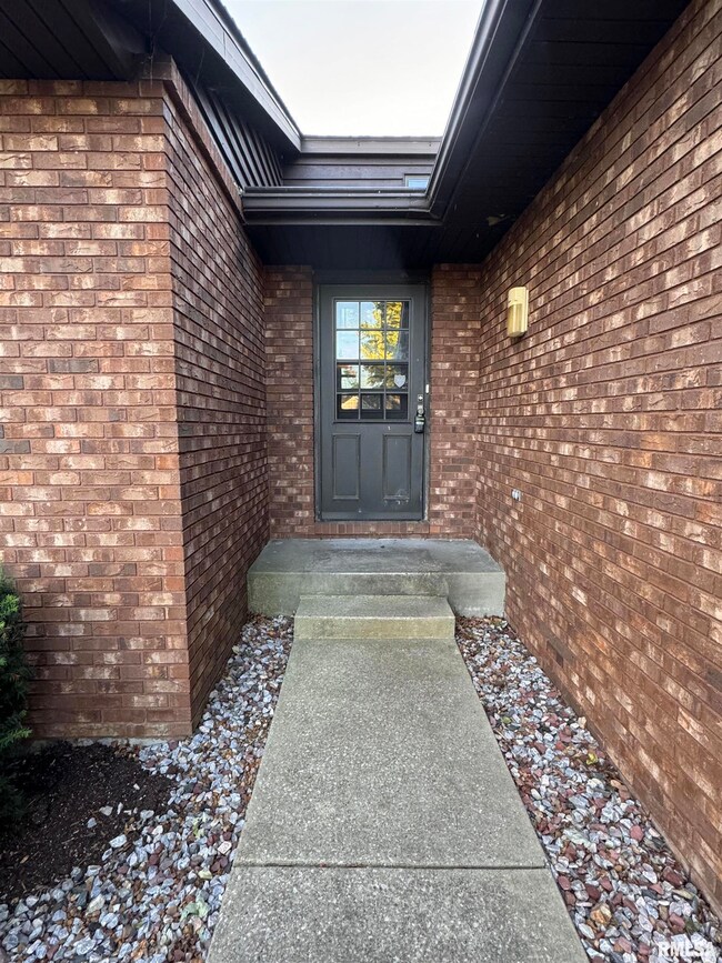 1907 Bayview Ct, Springfield, IL 62704 - photo 2