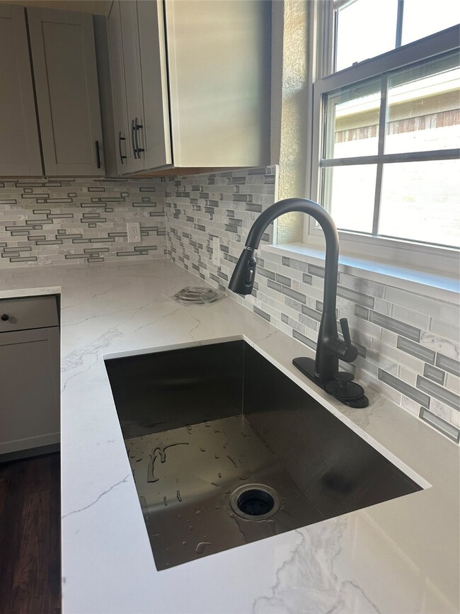 606 Verhalen Rd unit B, Alvin, TX 77511 - photo 5