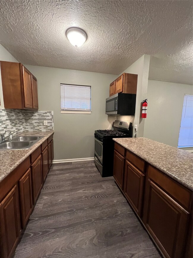 3318 N Macgregor Way unit 6, Houston, TX 77004 - photo 6