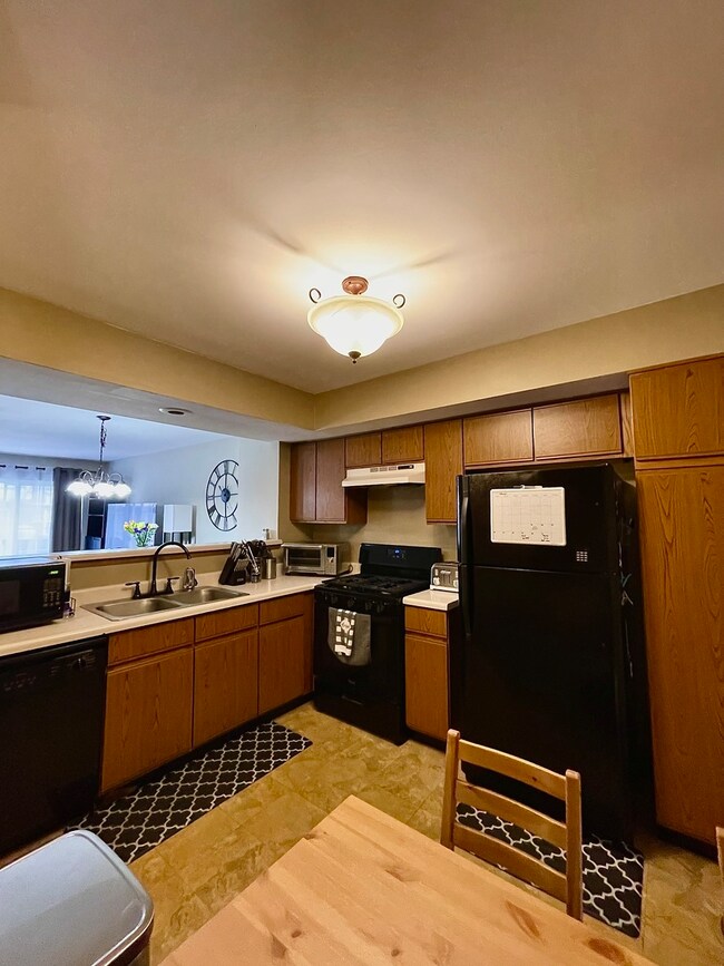 1882 Grove Ave unit 21B188, Schaumburg, IL 60193 - photo 2