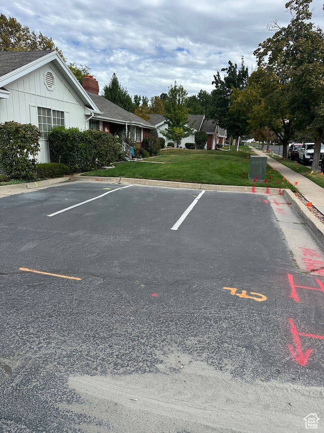 Agnets and Buyers can park here.. this is located right off the street parking.