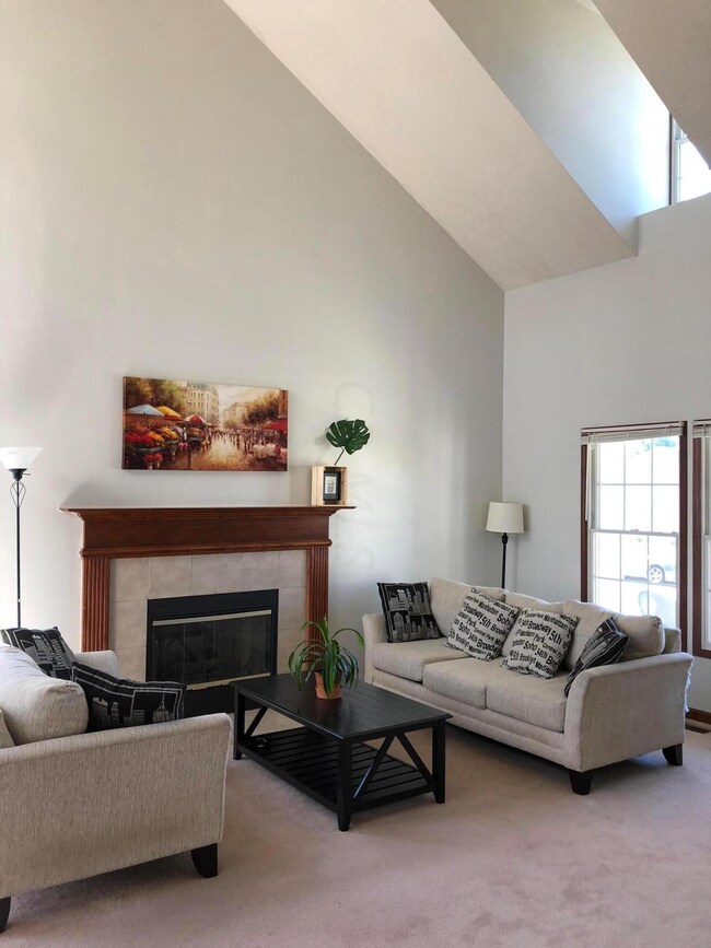 Great Room w Vaulted Ceilings