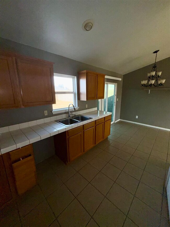 606 Hampton Dr, Ponca City, OK 74601 - photo 5