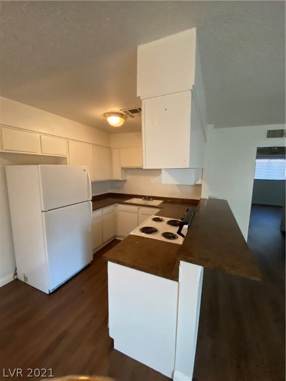 Kitchen with breakfast bar