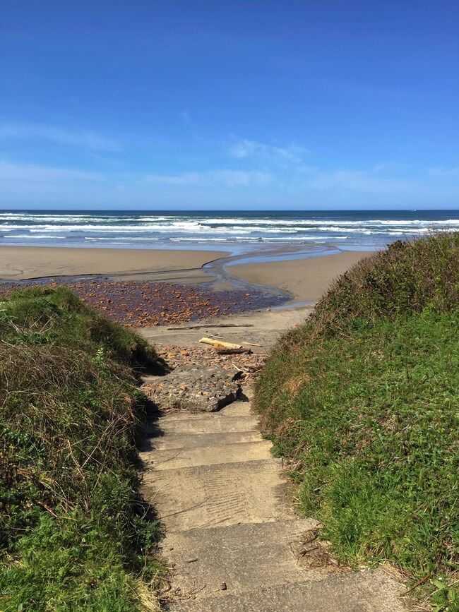 Steps to beach-Surfland