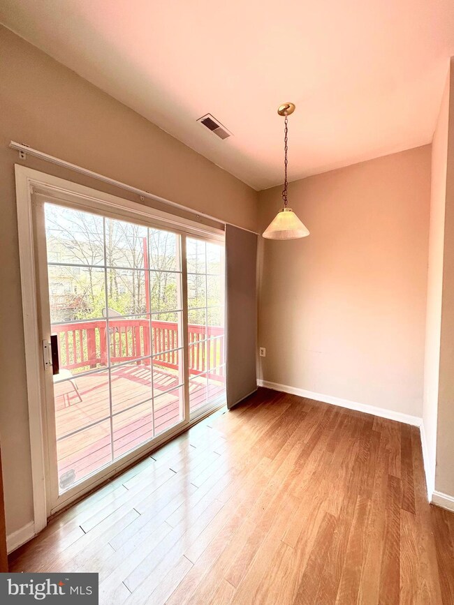 23096 Fontwell Square, Sterling, VA 20166 - photo 3