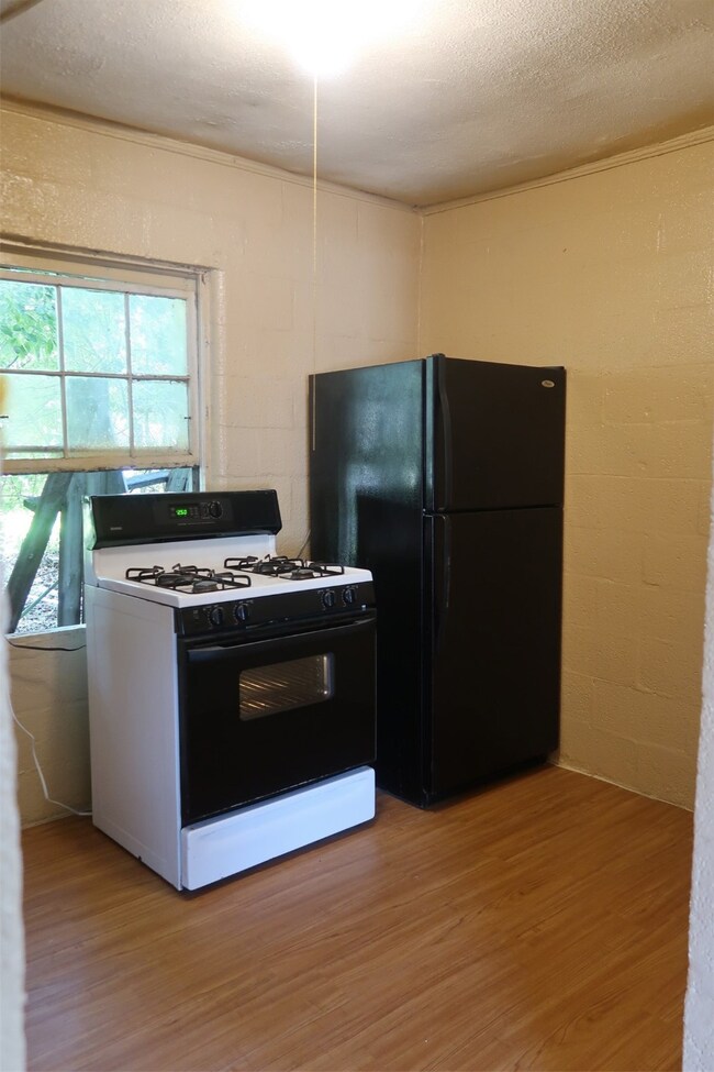 415 N Beauregard St unit 8, Alvin, TX 77511 - photo 4