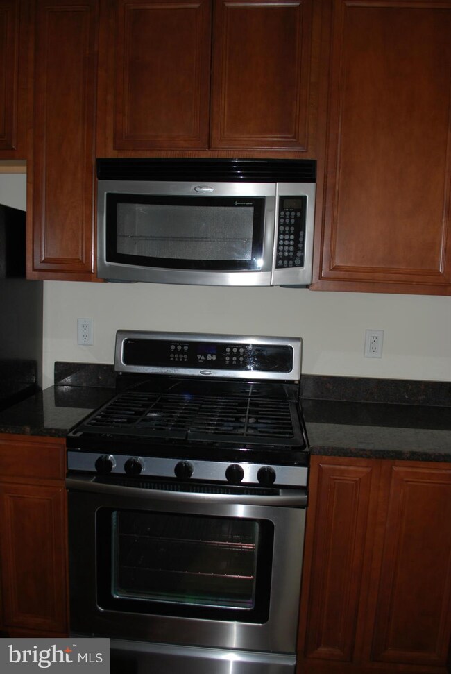 8001 Homefield Dr, Hyattsville, MD 20785 - photo 6