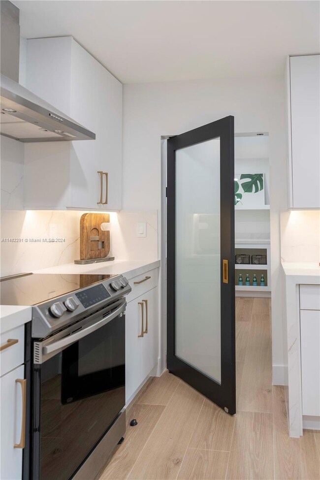 private entry pantry off os the kitchen