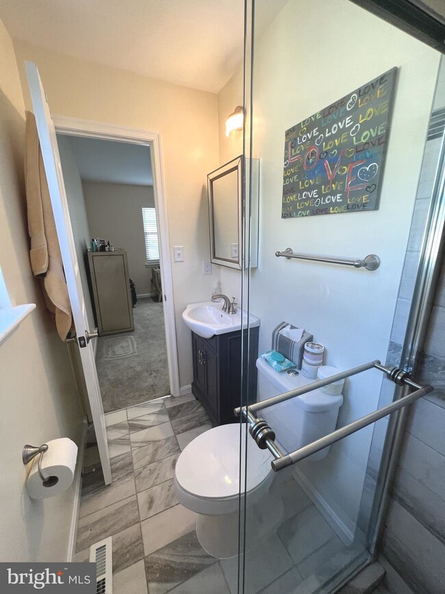 967 Central Hills Ln, Hyattsville, MD 20785 - photo 2