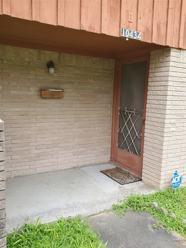 10434 Bretton Dr, Houston, TX 77016 - photo 5