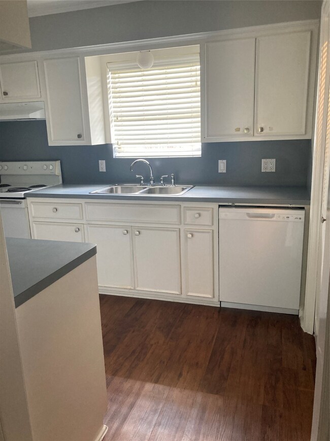 1203 Bayou Dr, Alvin, TX 77511 - photo 2