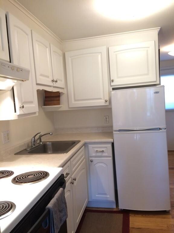 135B Round Hill Rd unit B, Northampton, MA 01060 - photo 3