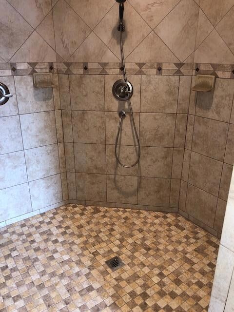 EXTRA LARGE master shower with three shower heads