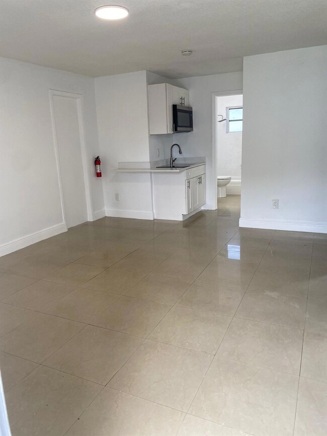 512 SW 7th St unit B, Hallandale Beach, FL 33009 - photo 2