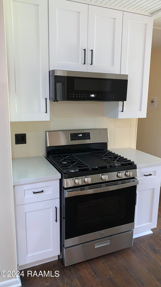 204LudovicLn_Kitchen2