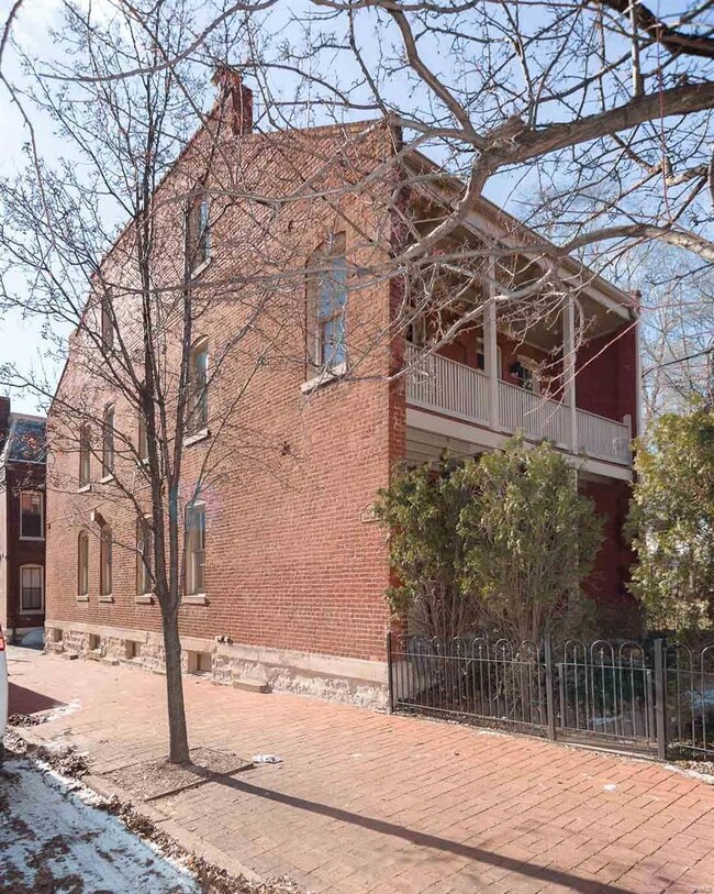 1909 S 8th St, Saint Louis, MO 63104 - photo 2