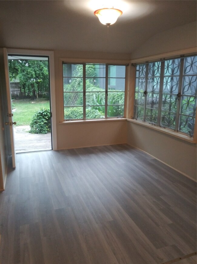 736 E 6th 1/2 St, Houston, TX 77007 - photo 3